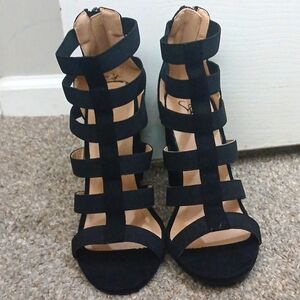 FINAL PRICE!!! CLOSET CLEAROUT.                  NWOB CHUNKY HEELS